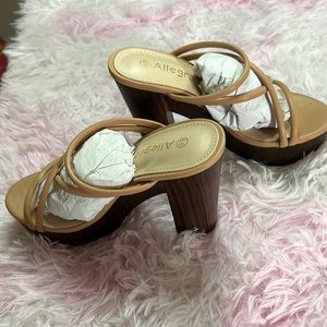 Pretty nude and brown heel